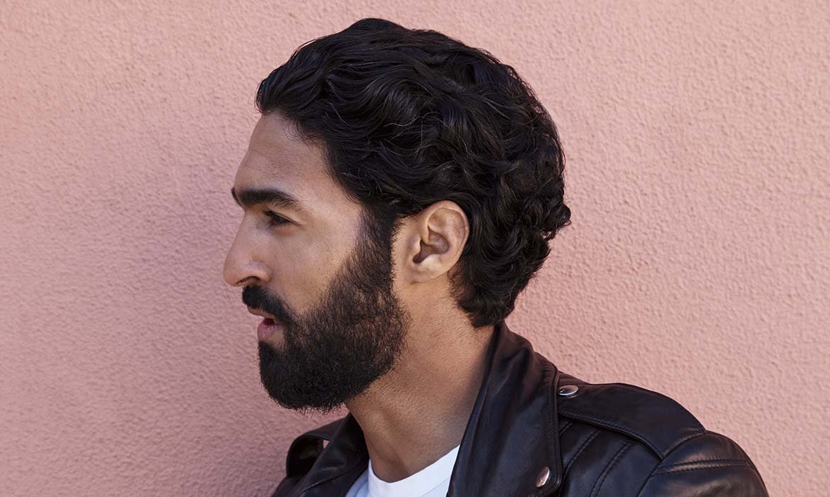 Los cuidados para los hombres con cabello rizado pasan por mantenerlo bajo control, enjabonarlo dos veces para eliminar residuos y nutrirlo con mascarilla.